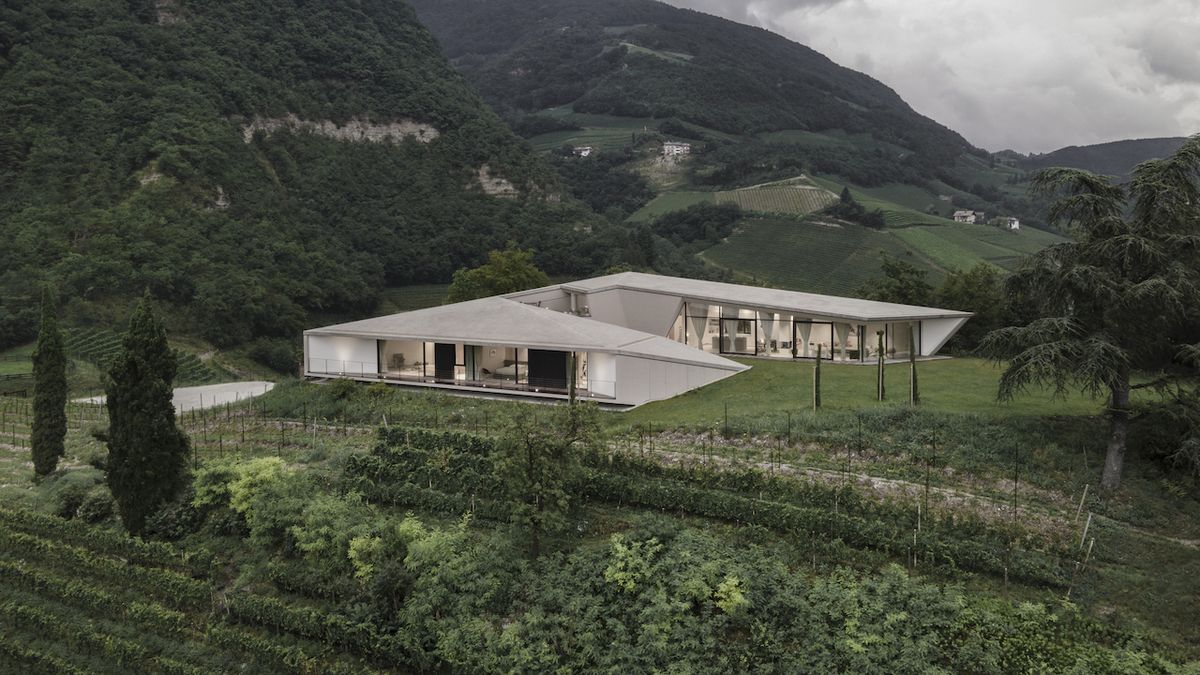 Vila neobyčejného tvaru nabízí z vrcholu kopce s vinicemi výhled do všech stran