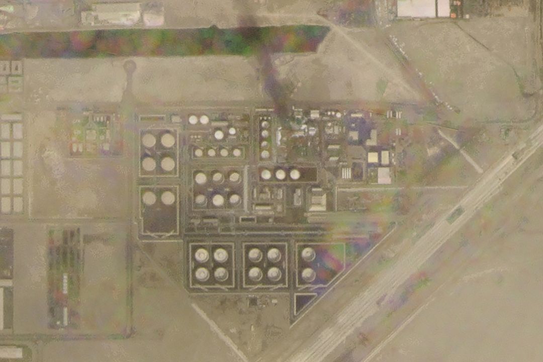 Satelitní záběr skladu ropné firmy ADNOC v Abú Zabí po vzdušném útoku  Vidět je stoupající kouř 