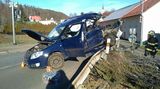 Vlak na Olomoucku zdemoloval osobní auto, dva zranění
