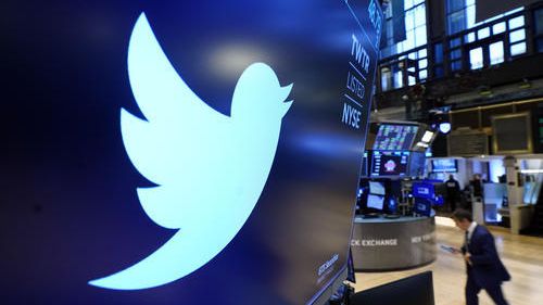Twitter na příkaz vlády zmanipuloval debatu o covidu, tvrdí novinář