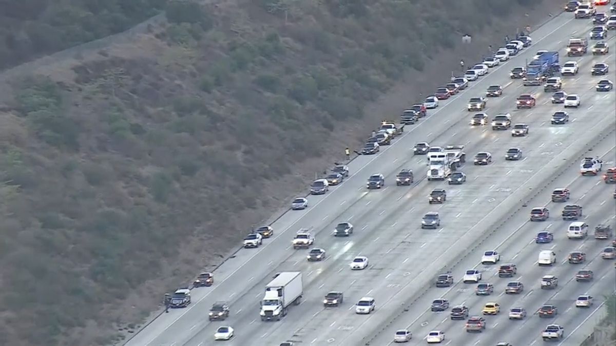 Na dálnici v Los Angeles píchlo skoro 40 aut. V jednu chvíli