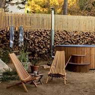 Hezký domek má i dřevěné zařízení na zahradě.