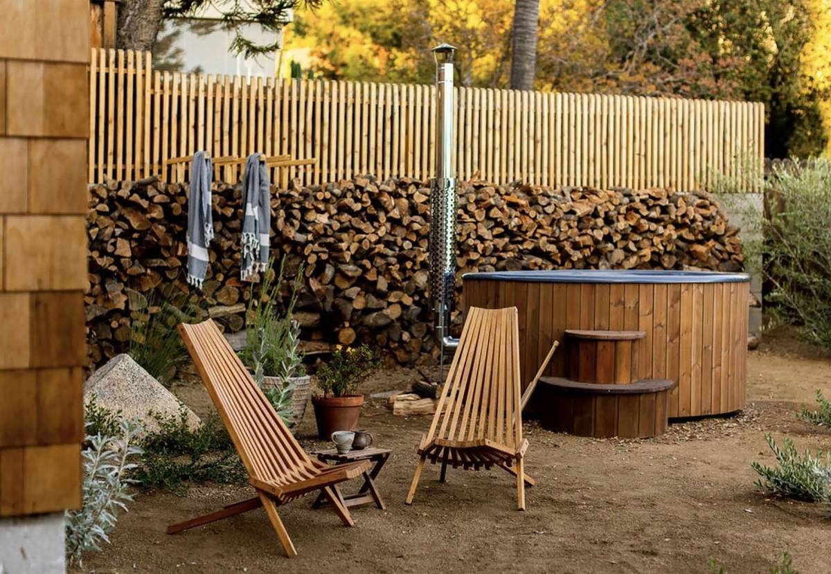 Hezký domek má i dřevěné zařízení na zahradě.