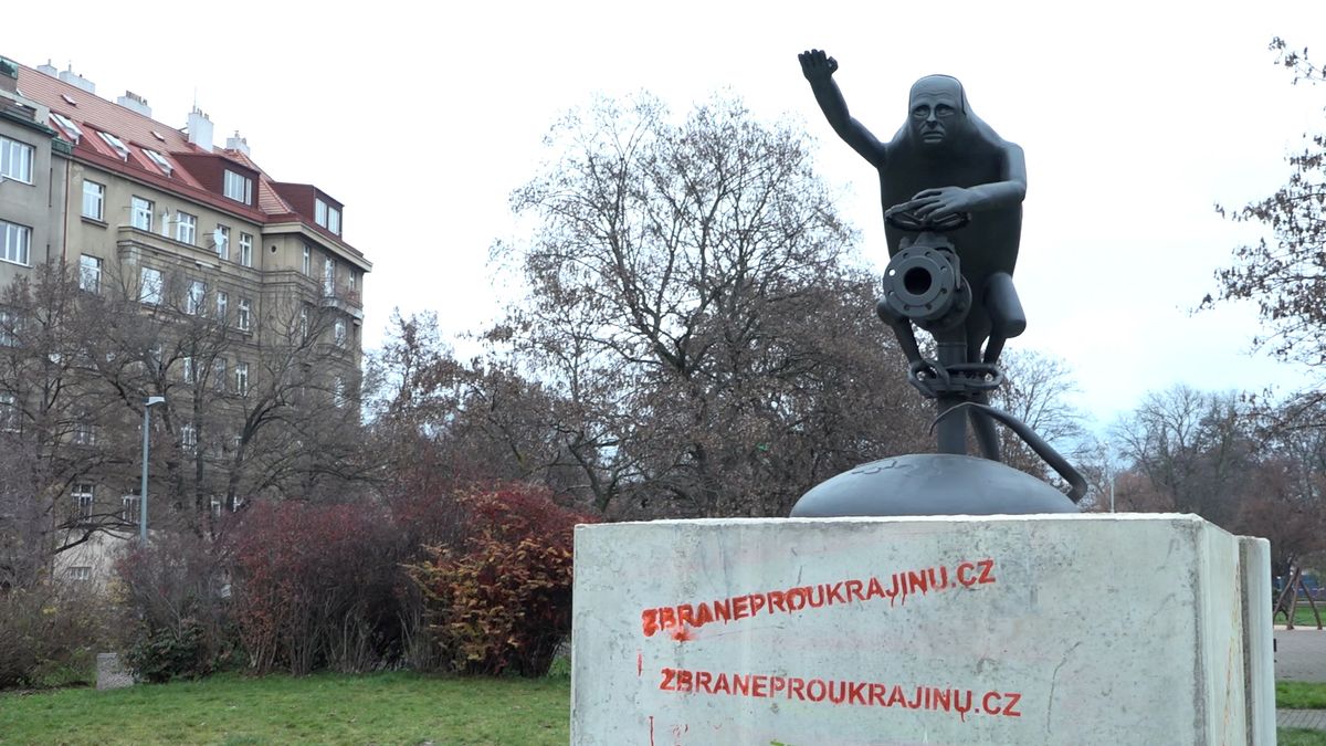 Sochu Koněva v Praze nahradil hajlující skřet s tváří Putina