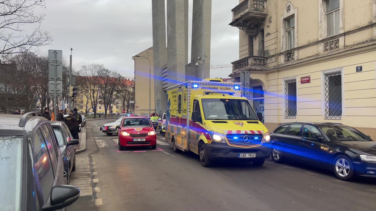 Auto v Praze srazilo na přechodu dvě dívky