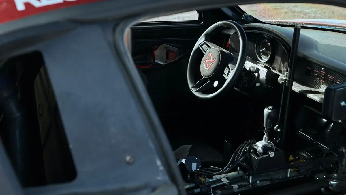 Továrně upravené Porsche 911 vyjelo na nejvyšší sopku světa