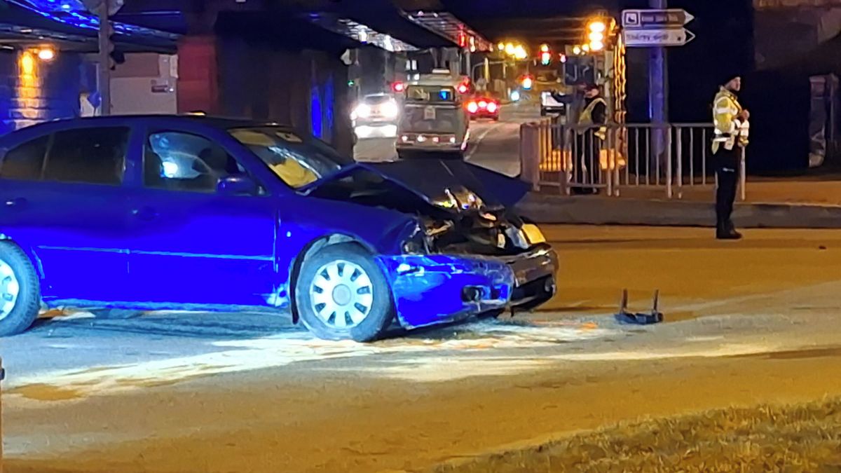 V Praze srazilo auto chodce. Zraněním podlehl