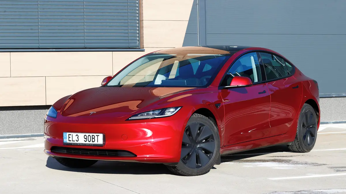 Tesla představila Model 3 už před deseti lety. Jde o jeden z nejprodávanějších elektromobilů na světě