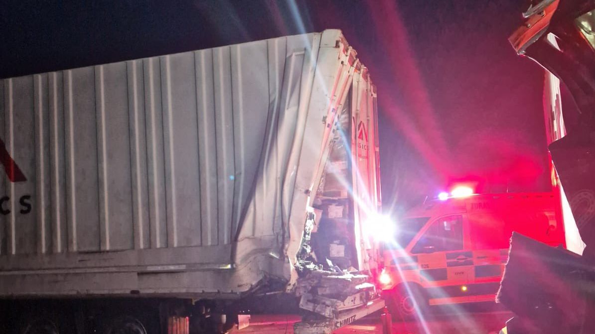 Nehoda kamionů uzavřela dálnici D5