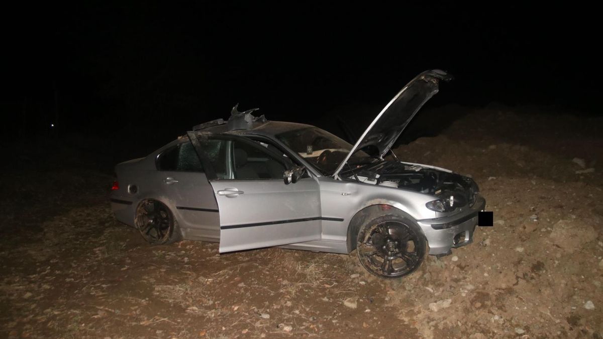 BMW se po nárazu do plotu převrátilo, mladou řidičku odvezla záchranka