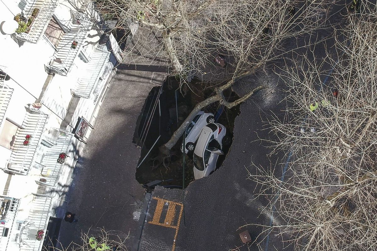 V Římě se do podemleté ulice propadla dvě zaparkovaná auta