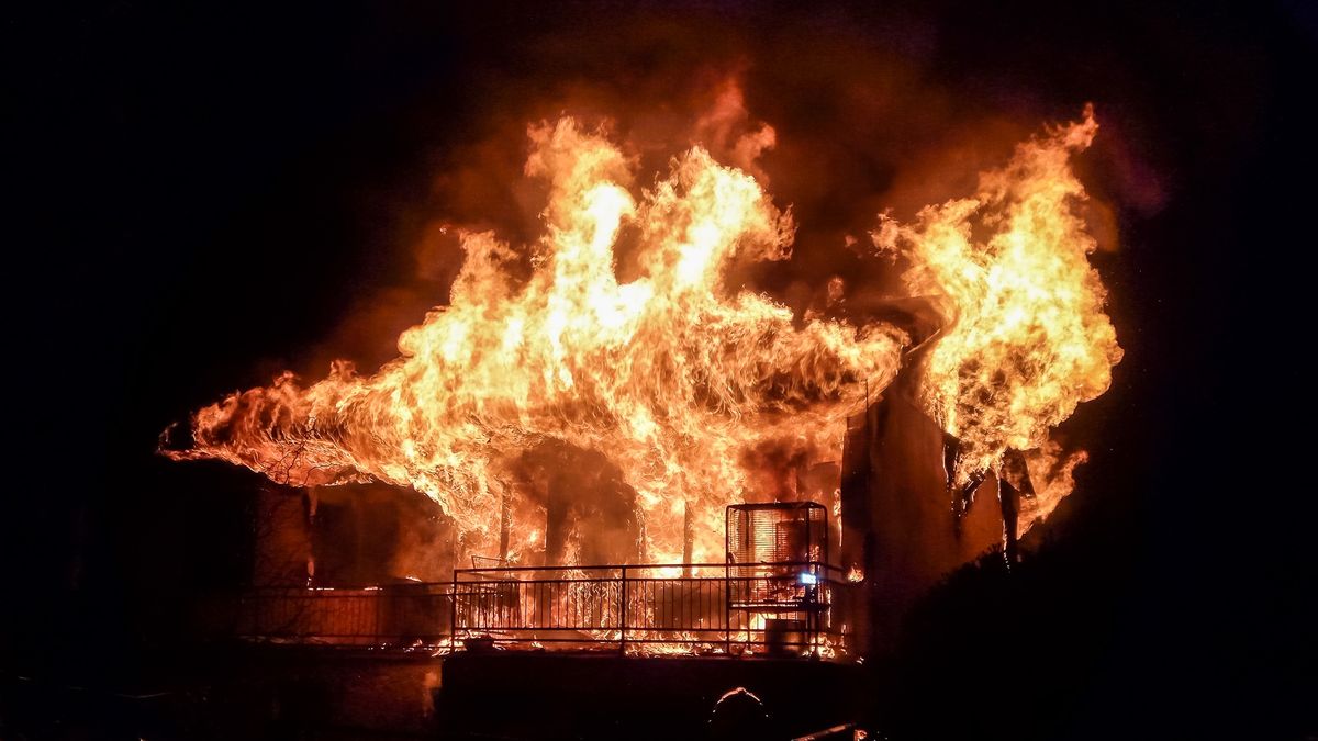 Na Náchodsku hořel rodinný dům, škoda půl milionu korun
