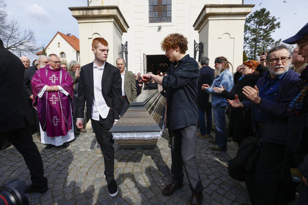 Poslední rozloučení s básníkem, textařem a spoluzakladatelem hudební skupiny DG 307 Pavlem Zajíčkem v kostele sv. Petra a Pavla v Radotíně