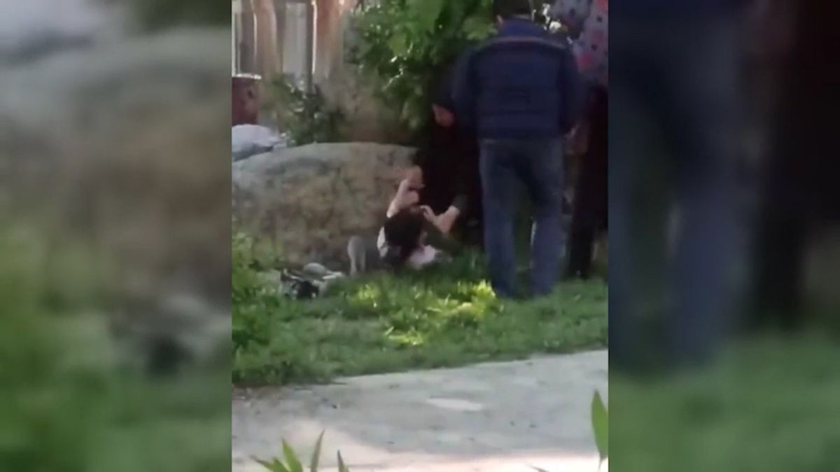 Mravnostní policie v Íránu zmlátila holčičku. Měla na sobě tričko s krátkým rukávem
