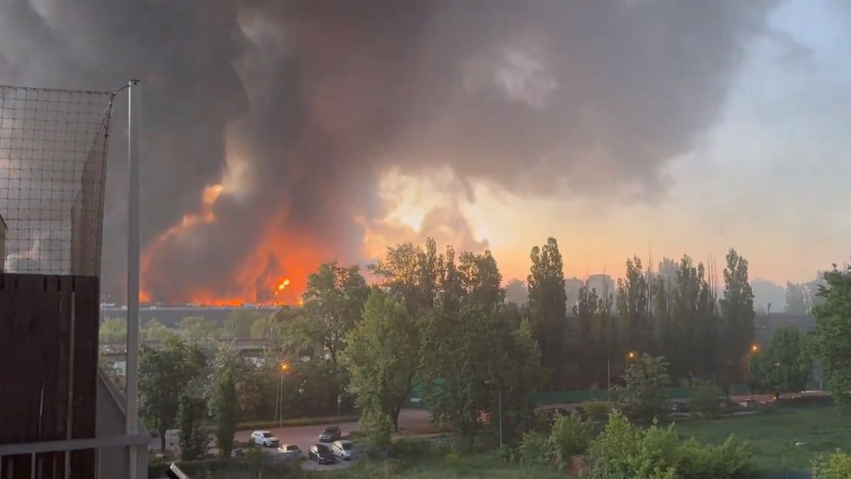 Obří požár ve Varšavě. Plameny pohltily obchodní centrum