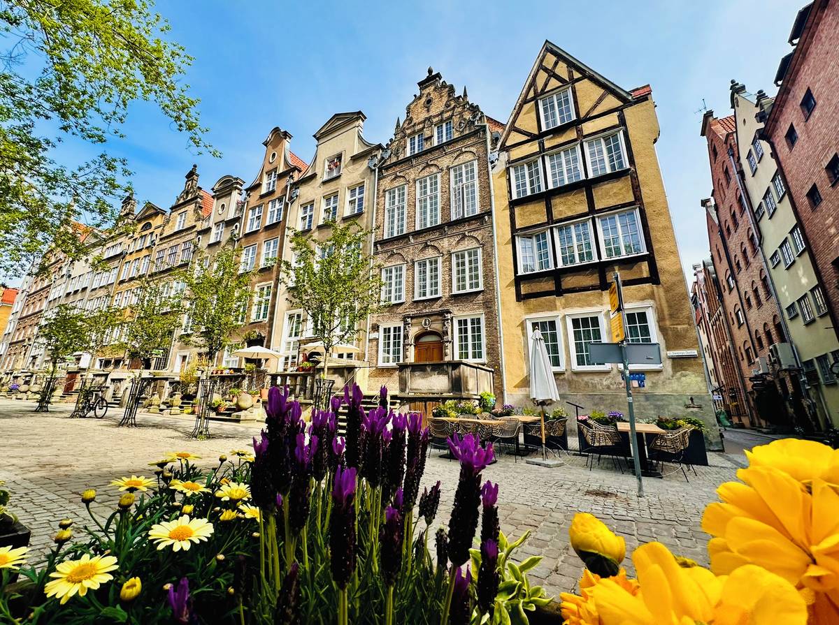 Gdaňsk, to jsou půvabné fasády a květiny za každým rohem.