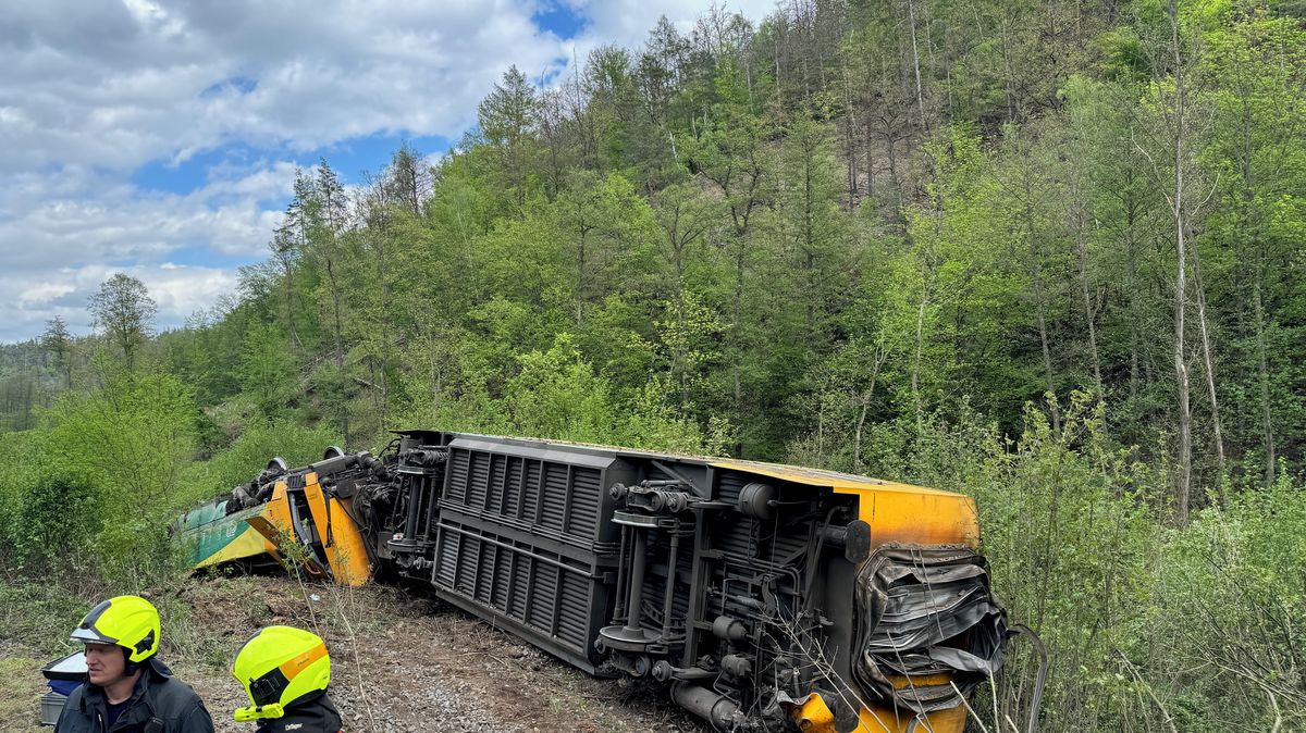U Mníšku pod Brdy vykolejil vlak a převrátil se