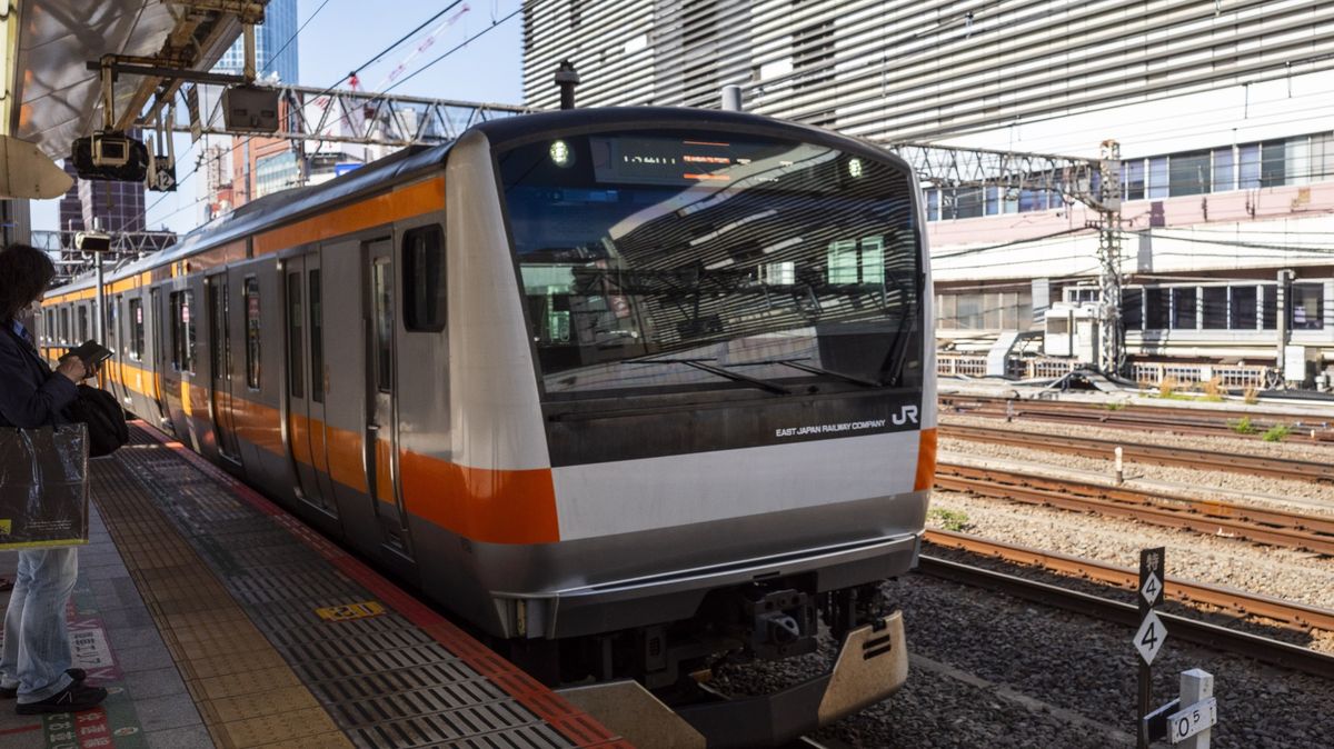 Cestující v Tokiu nahlásil hada ve vlaku, způsobilo to zpoždění