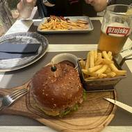 Burgery servíruje mnoho podniků, ceny jsou velmi rozdílné, od 6 do 21 euro.