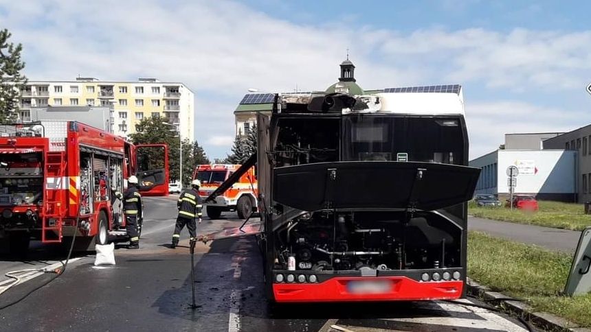 V Plzni začal za jízdy hořet autobus