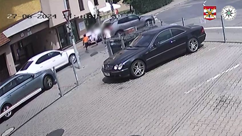 Školačka v Brně naběhla na jedoucí auto, řidič ujel