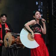 NuMori s diváky živě komunikovali