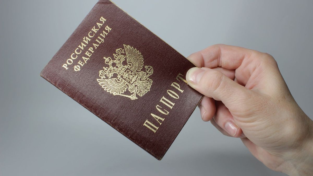 Česko nově neuznává ruské nebiometrické pasy. Kdo z Rusů ho má, je tu nelegálně, vzkázalo MZV