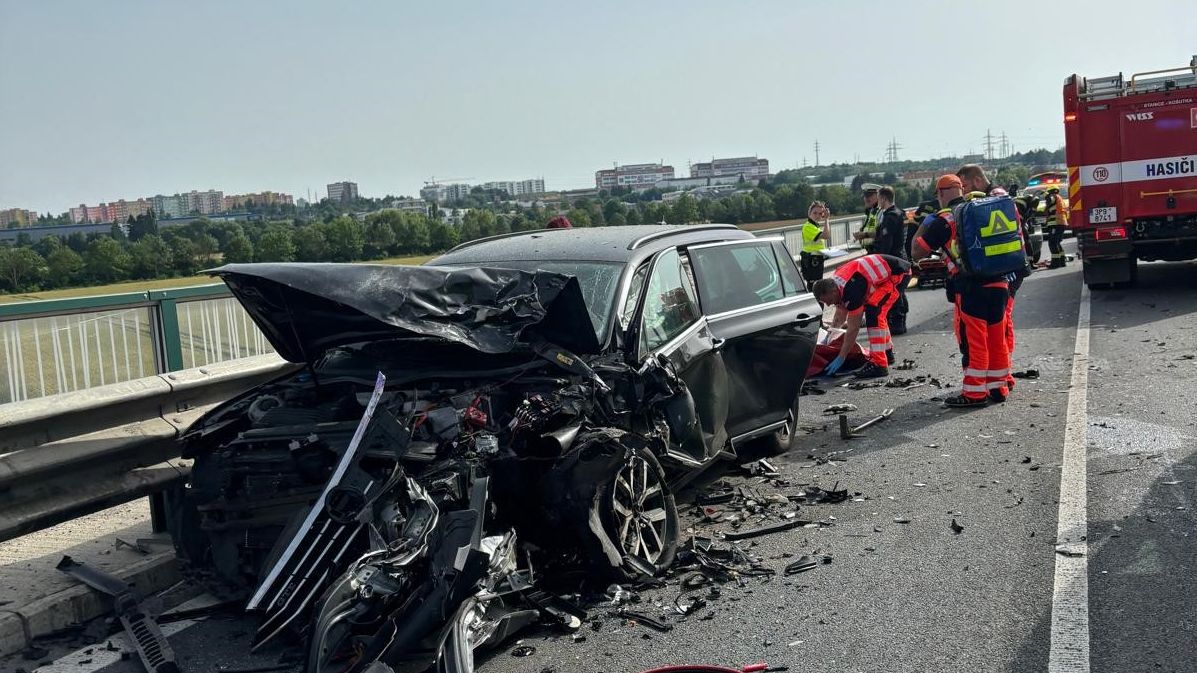 Při čelní srážce dvou aut na obchvatu Plzně se zranilo osm lidí, z toho tři děti
