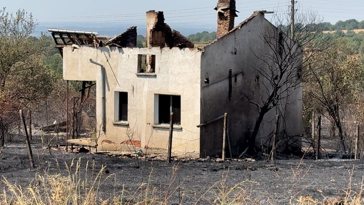 Reportáž z Bulharska: Lesní požár vypálil vesnici, jinou před plameny chrání sami obyvatelé