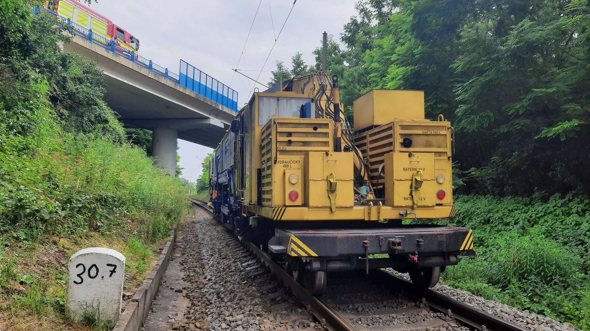 Železniční trať mezi Brnem a Vyškovem stojí, srazily se pracovní stroje