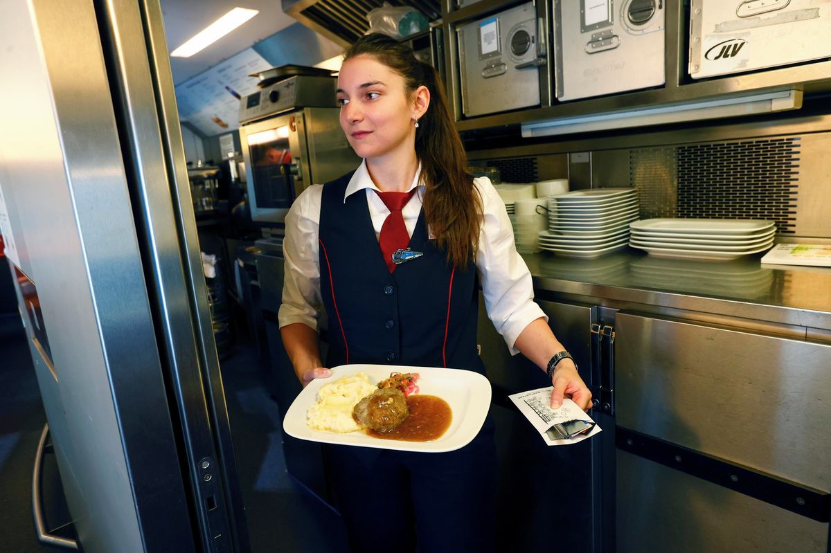 Souboj chutí na kolejích: České dráhy sází na telecí, Leo Express vrací smažák