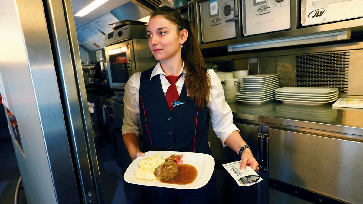 Souboj chutí na kolejích: České dráhy sází na telecí, Leo Express vrací smažák