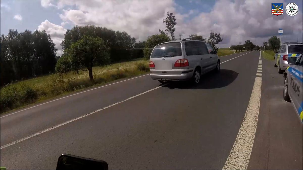 S fordem zběsile ujížděl před sokolovskými policisty. Třikrát boural, ohrozil i matku s dítětem a pak zmizel