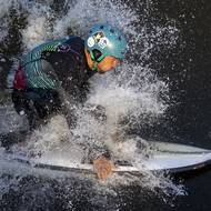 Zatímco na oceánu je cílem chytnout vlnu a pak na ní jezdit po určitou dobu, na řece jezdec stojí na prkně, které je udržováno v místě stálou vlnou