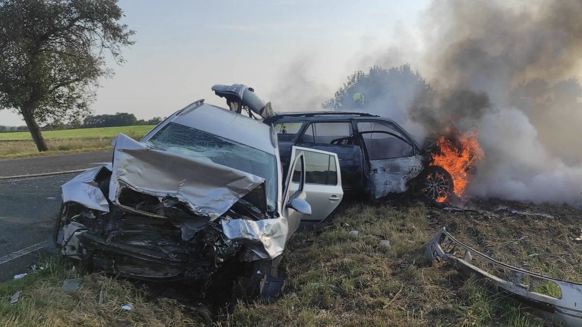 Srážka aut na Nymbursku: Pět lidí se zranilo, jeden těžce