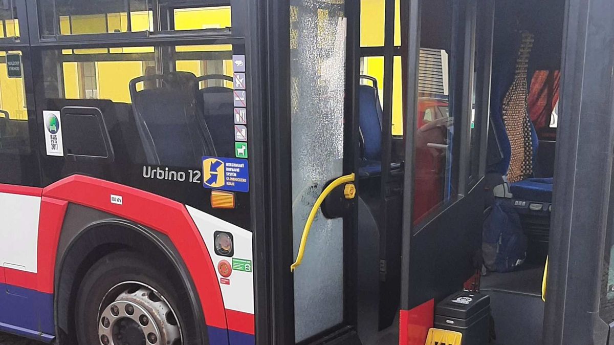 Šlápni na to, řval muž na řidiče autobusu v Havířově. Když šofér neposlechl, dostal pěstí