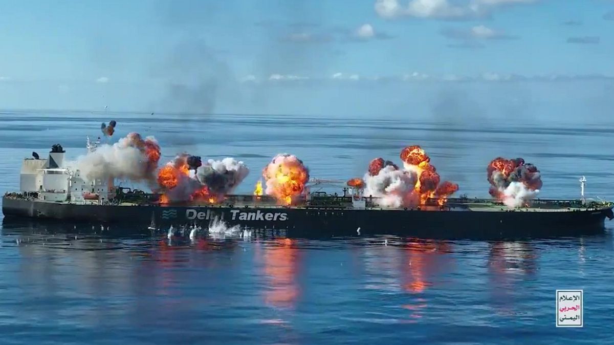 Ropný tanker v Rudém moři hoří dál. Hrozí ekologická katastrofa