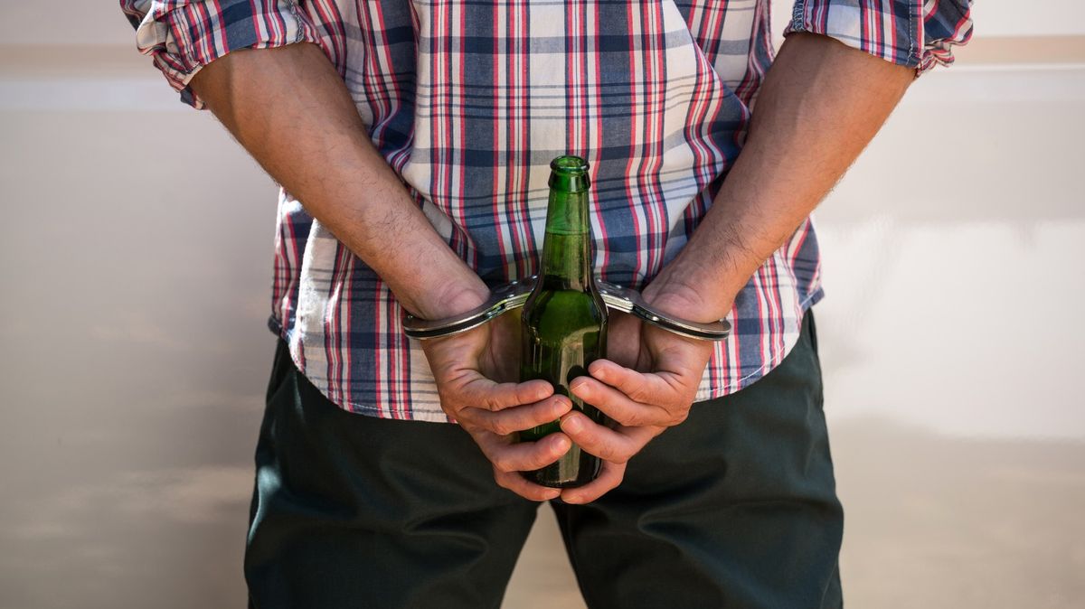 Starosta z Georgie pašoval alkohol vězňům. Lahev jim schoval v příkopu