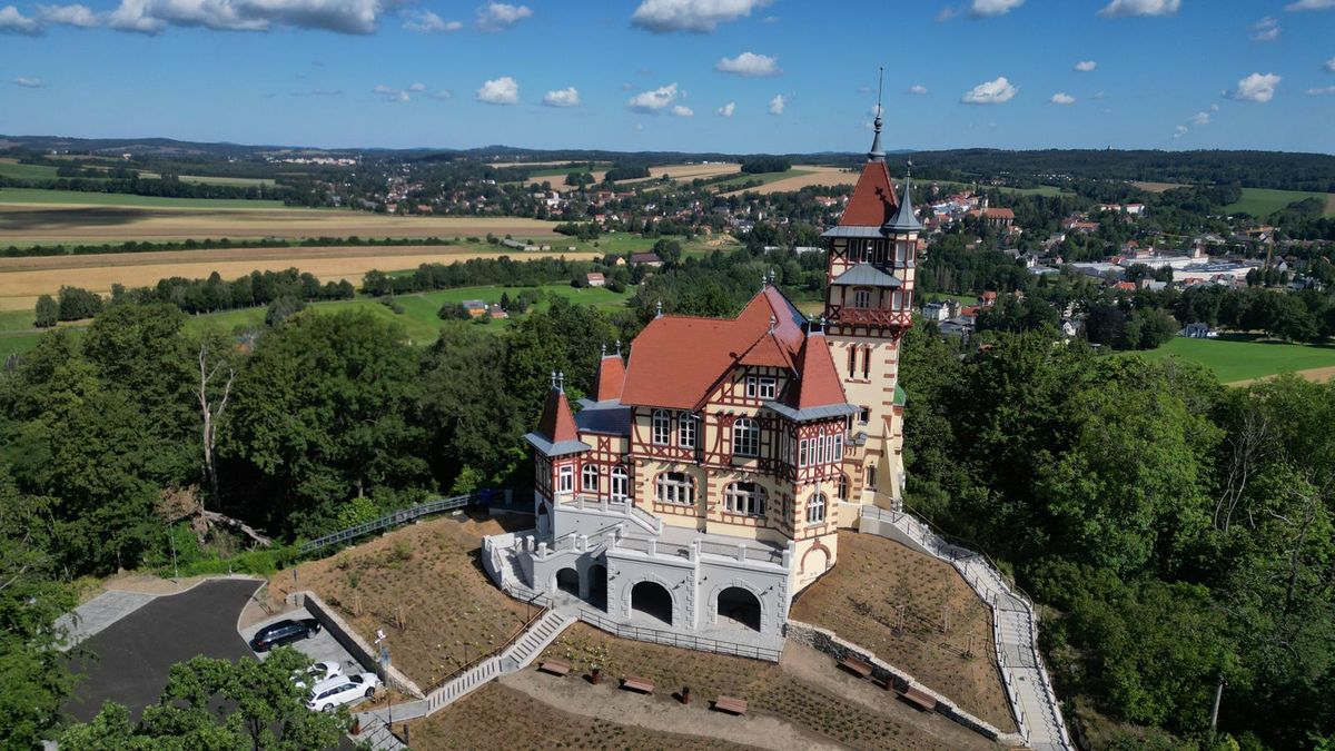 Roj mravenců zmátl obyvatele Varnsdorfu. Mysleli, že hoří opravená vyhlídka