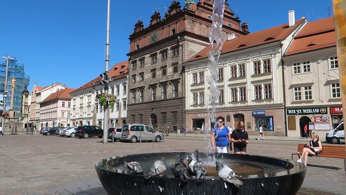 Jsou v horším stavu, než vypadají. Známá sgrafita na historické plzeňské radnici čeká oprava