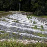 Bezpečnostní přeliv rybníka, voda se tudy začala přelévat v úterý ráno.