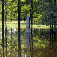Pomník Jakuba Krčína, stavitele místních rybníků s vyznačením minulých povodní