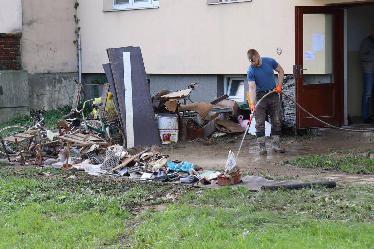 Obyvatelé opavských částí Předměstí a Kateřinky likvidují následky povodně.