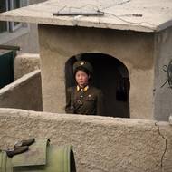 „Podruhé jsem se do Severní Koreje dostal v roce 2007 jako turista. Země potřebovala valuty. Proto se režim rozhodl, že vpustí omezené množství turistů. Bavíme se o stovkách, maximálně několika tisících návštěvníků ročně, aby je stihli uhlídat,“ vysvětluje fotograf.