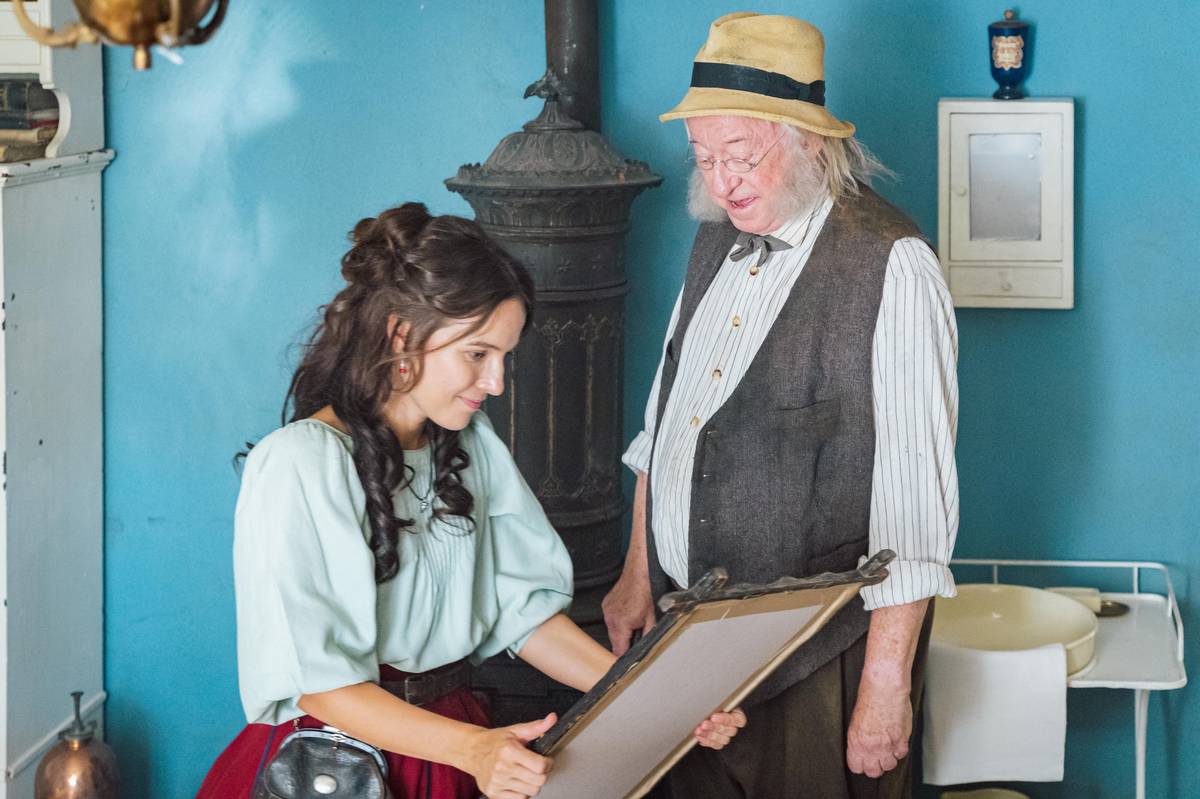 „Po dlouhé době se u nás, bývalé velmoci dětské kinematografie, objevil scénář pro malého i velkého diváka s nebývalou poetikou a humorem, který připomíná dílo Věry Šimkové-Plívové,“ vysvětluje Jiří Lábus, proč roli přijal.