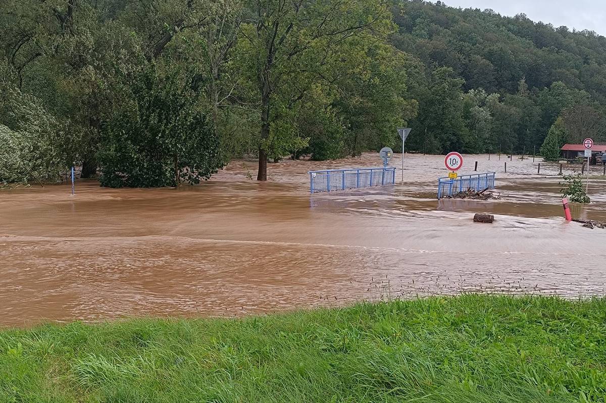 Rozvodněná Stěnava a obec Otovice