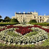 Do zámeckého parku a zahrady lákají i měnící se květinová aranžmá.