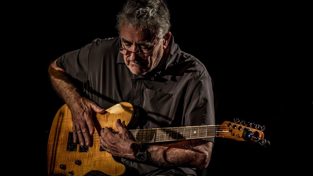 Velikán alternativního rocku Fred Frith slaví 75, vystoupí i v Praze