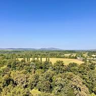 Druhá vyhlídka je umístěná o pár metrů výš. V dáli je vidět i Pálava.