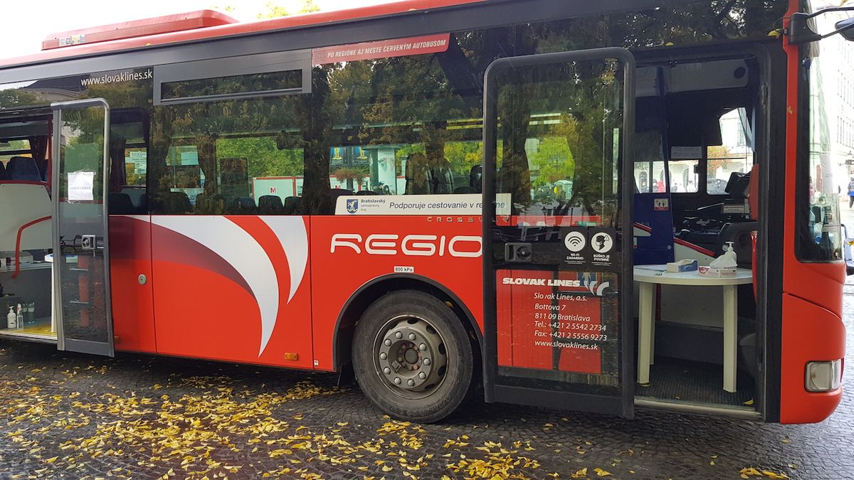 Lidé se k odběrům v centru Bratislavy registrovali v přistaveném autobuse.